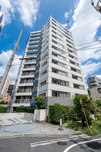 情緒あふれる神楽坂の街並みをすぐそばに感じる、都心の利便性と落ち着いた住環境を兼ね備えた立地です。13階建て、オートロック・宅配ボックス完備の管理体制良好なマンションです。