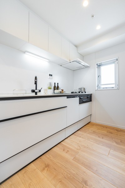 収納豊富な壁付システムキッチンです。キッチンにも光を届ける窓があり、換気性も良好◎家事時短に便利な食洗器を搭載しています。