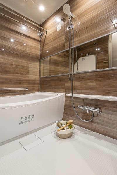 ゆったりとしたバスルームには空間をより広く感じさせるワイドミラーを採用。浴室換気乾燥機やカーブが特長のバスタブなど、機能性や使い心地にこだわった空間です。