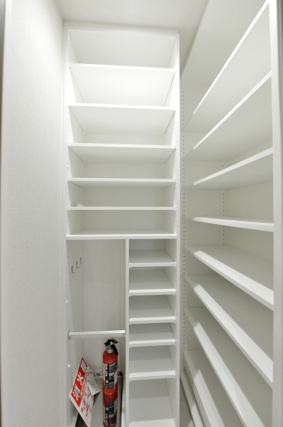 大容量のシューズインクローゼットを設置していますので、家族の靴もたっぷりと収納できます。また、棚がありますので小物類やお出かけの時にサッと取り出したいレイングッズなどの収納に便利です。