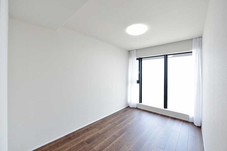 洋室1（約7.2帖）は大きな窓から優しい光を取り入れます。ウォークインクローゼットがありますので、たっぷりと収納できお部屋を広く使用できます。