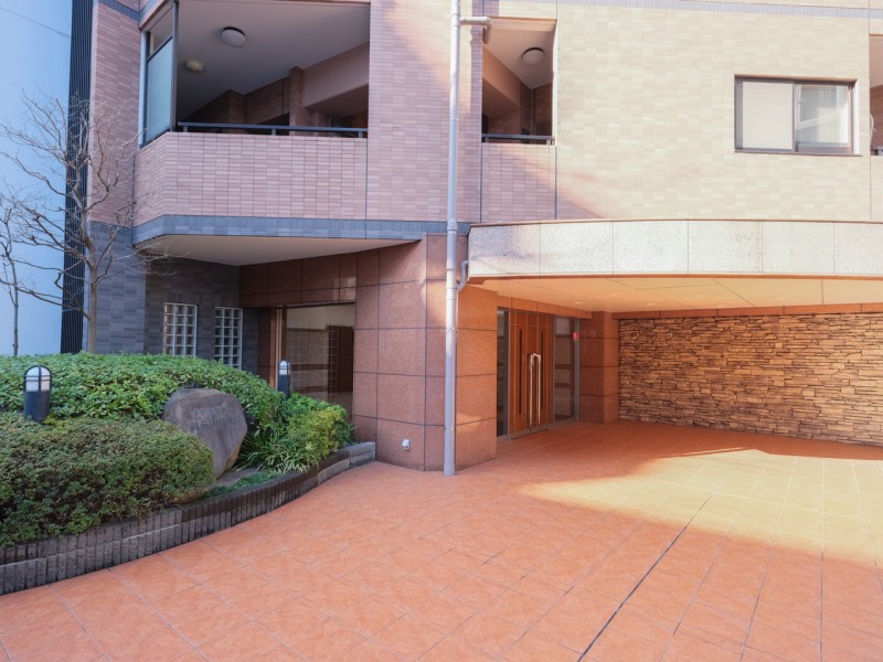 きれいに整えられた植栽と風格漂う石のエンブレムが、居住者様を安らぎある心地よいプライベート空間に誘います。共用部は定期的に修繕工事を行っており管理体制良好です。