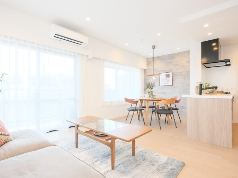 約14.8帖の明るいリビングダイニングです。窓からやさしい陽光が降り注ぎ、穏やかな時間が流れる居心地の良い居住空間です。