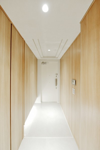 フットライトが優しく足元を照らす玄関です。化粧パネルがリビングや居室へと一体感をもって誘います。人感センサーライト設置済みで手がふさがっているときでも自動点灯で安心です。