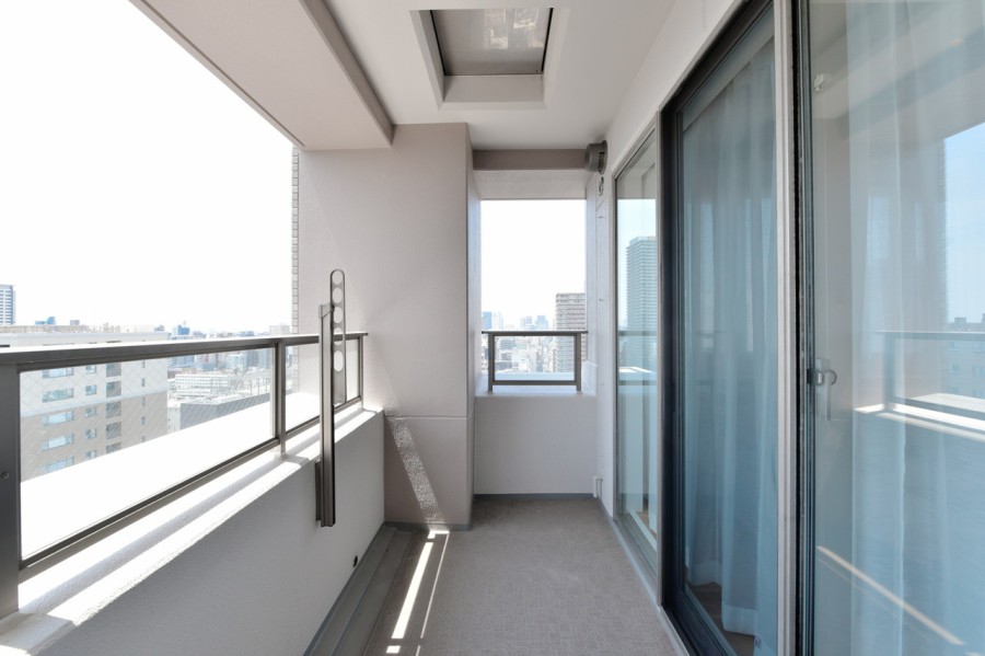 リビング南面のゆったりとしたバルコニーです。２０階部分の南西角住戸ですので、陽当たり・眺望良好です。遠くの街並みを眺めながら大きく伸びをしたくなるような開放感です。