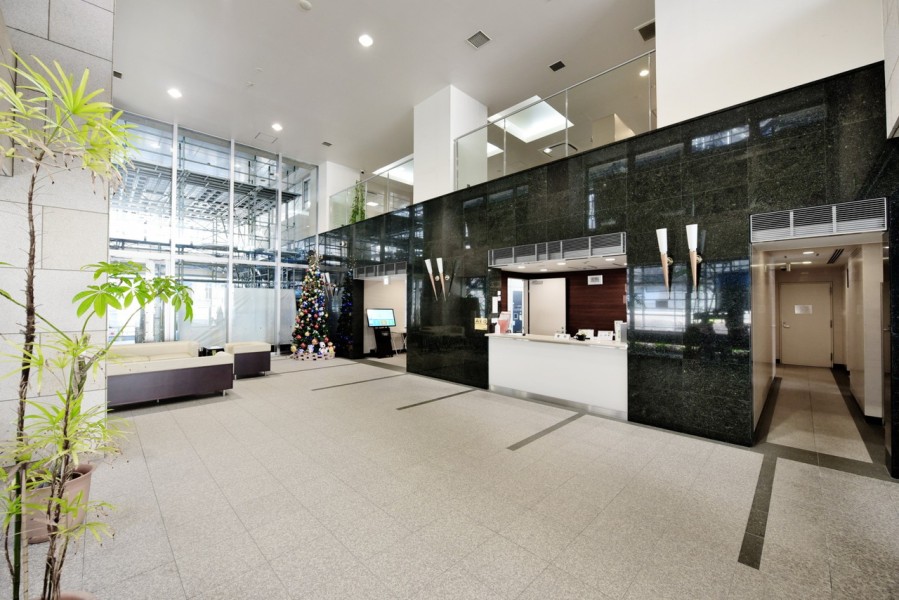 大きな窓とタイルが印象的なロビーです。共用設備も充実しております。ラウンジ・ゲストルーム・パーティールーム・キッズスペース・フィットネスルームがあり、日々の暮らしがより豊かになりそうです。