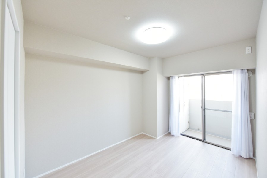 洋室２（約6.3帖）は北側のバルコニーに面した優しい光が差し込むお部屋です。北側バルコニーにはトランクルームがあり、お子様の外遊びの道具やアウトドア用品の収納に便利です。