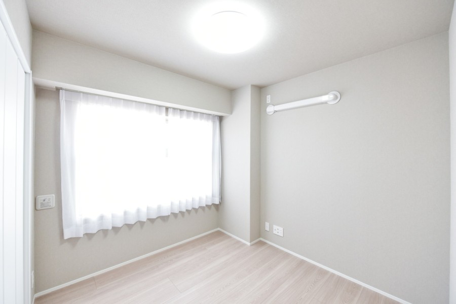 洋室３（約5.0帖）は東側に窓があり、気持ちよく朝日が差し込むお部屋です。自分の趣味や課題、お仕事にも集中できるプライベートスペースです。