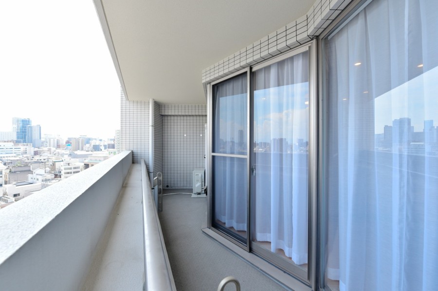 南側、北側にバルコニーがある１１階部分の南・東・北の三方角住戸です。南側の大きな窓からお部屋の中に明るい陽射しとさわやかな風を運んでくれます。