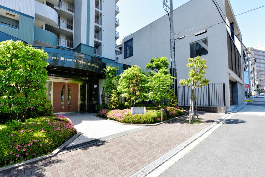 ライトグレーとグリーンのタイル張りのスタイリッシュな外観の建物です。真田山小学校まで徒歩7分、高津中学校まで徒歩3分で通学もしやすい立地です。