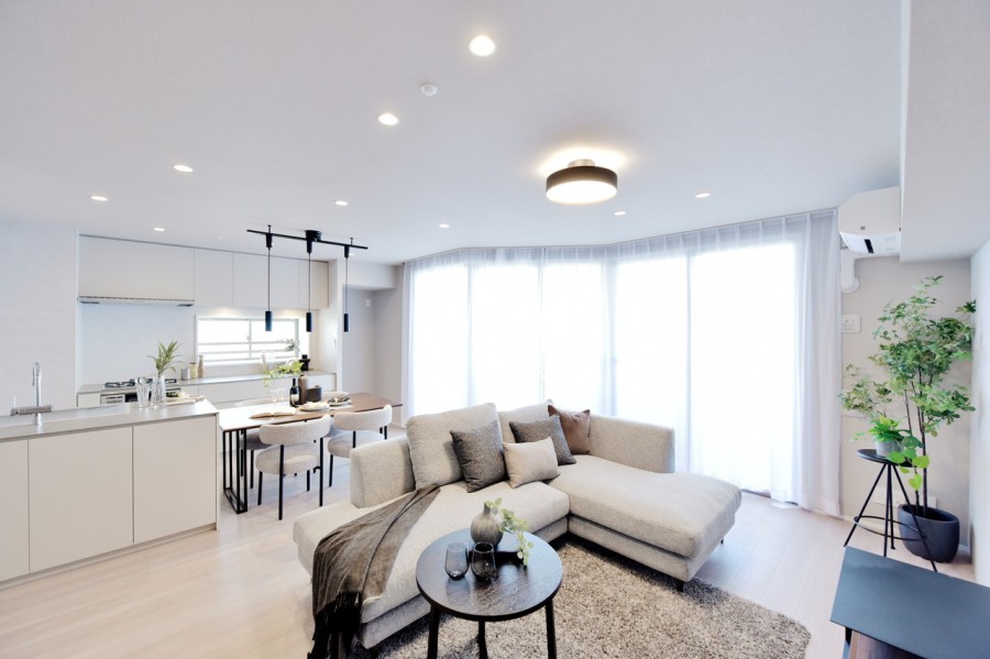 シンプルでどんな家具とも馴染みがよく飽きの来ない内装に仕上げました。自分好みのインテリア選びも心が躍ります。二面採光で明るく開放的なリビングです。