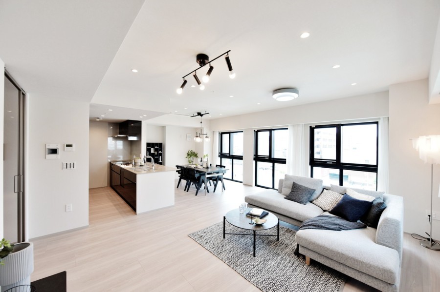 最上階三方角住戸につき、明るく開放感のあるお部屋です。二面採光で明るいＬＤＫは、約24.9帖の広さがあり、家具を置いても家族がゆったりと寛げるゆとりのある空間です。