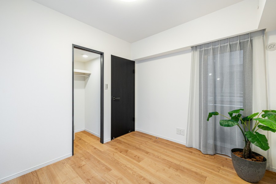 約5.2帖の洋室1はリビングから一番遠く、プライベート性が高いお部屋です。WIC付きで居住スペースを広くお使いいただけるため、主寝室におすすめです。