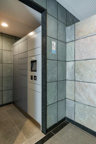 ◆宅配ボックス◆24時間いつでも荷物受け取りが可能。プライベートの時間を邪魔されず、配達時間も気にせず過ごすことができる便利な設備です。