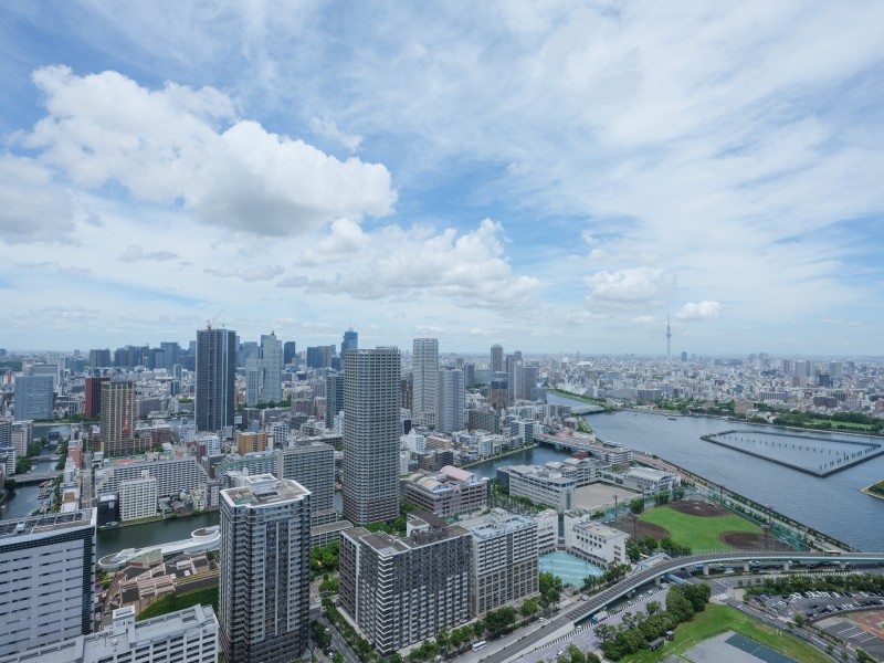 最上階・48階の贅沢なプライベートビュー。隅田川の流れと『東京スカイツリー』の輝きが日常になるお部屋です。