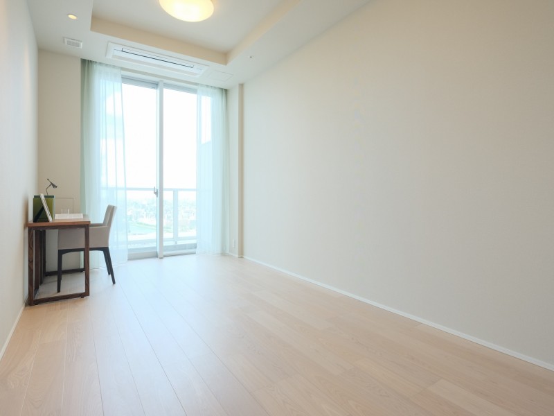 天井高約2.85ｍののびやかな空間の洋室1(約9.6帖)です。ゆったりとお過ごしいただけるので、寝室におすすめです。