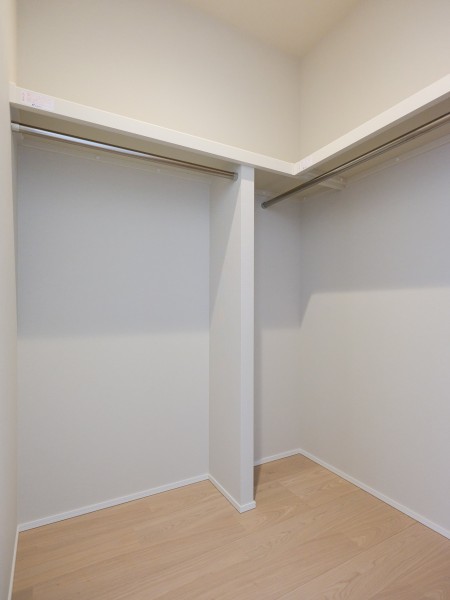 洋室1には、ウォークインクローゼットを備え付けにしています。枕棚もあるので、小物と洋服を分けての収納が可能です。