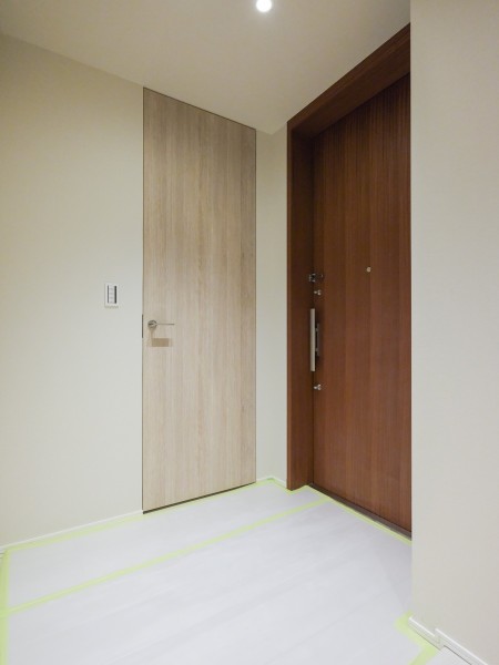 玄関には大容量のシューズインクローゼットを備え付けました。玄関の照明は人感センサーなので、スイッチを入れなくても、明るい空間が出迎えてくれます。