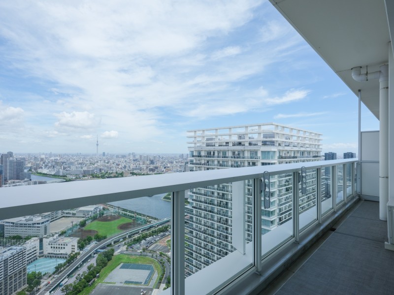 バルコニーは心地よい風を感じるリフレッシュスペースです。リビングや居室に穏やかな採光を届けます。最上階からの眺めもお楽しみいただけます。