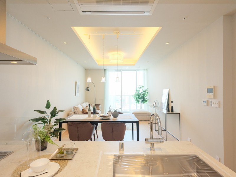 リビングダイニングの天井高は約3.0ｍ。折り上げ天井に間接照明を施した空間の余白が、暮らしにゆとりを生み出します。　