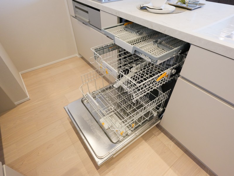 ◆食器洗浄機◆家事の時間を短縮できる優れもの。さらに節水・節約を同時に行うことができるので、人気があり重宝します。