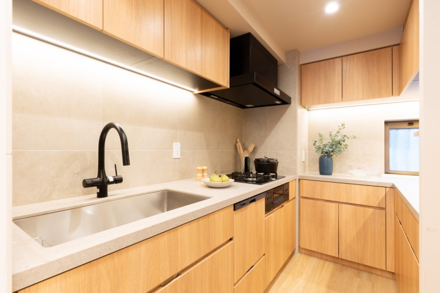 キッチンはユナイテッドアローズ社オリジナルデザインで造作しました。壁のタイルもナチュラルベースに。居心地の良いキッチン空間です。