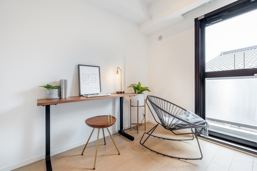 洋室2にも明るい自然光が注がれます。勉強や読書など落ち着いて作業したいときのワークスペースにぴったりです。