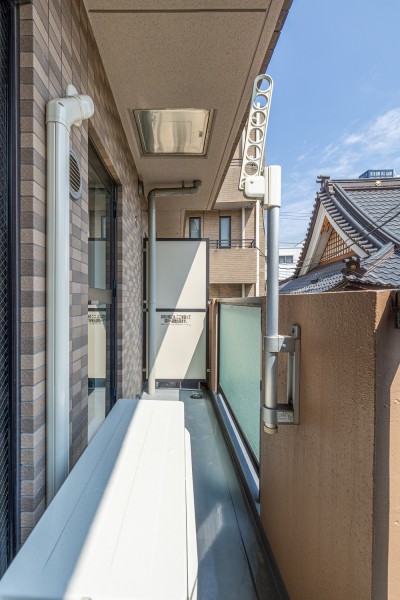 南向きで採光の取れたバルコニーです。ゆとりがあるので、ご家族分の洗濯物もしっかり干すことができそうです。