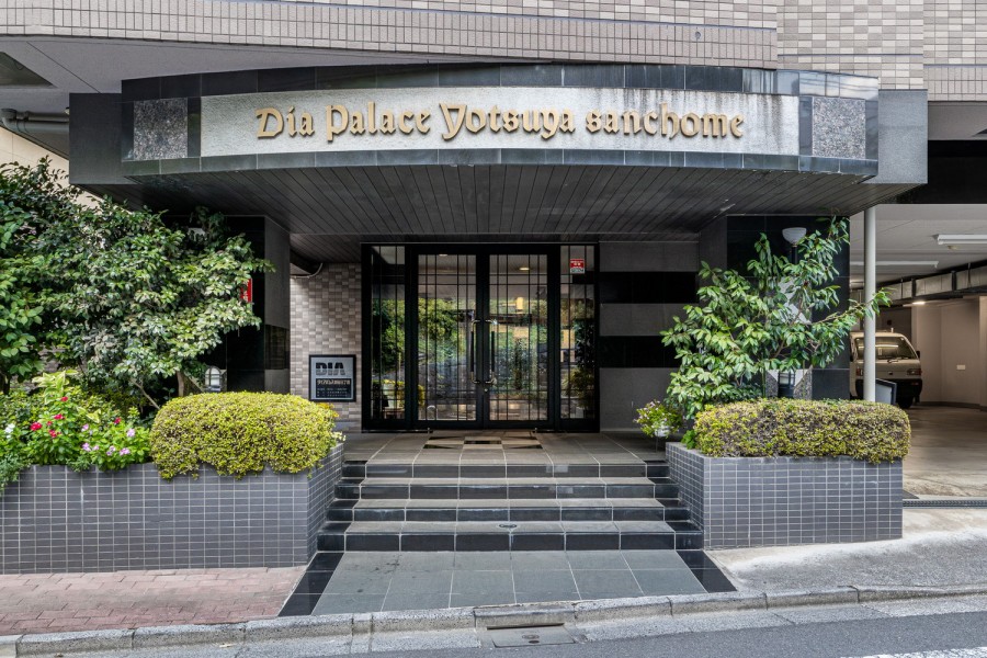 堂々たる趣の中に緑もあり、自然の潤いも感じるエントランスです。邸宅へ導くアプローチが気分を高めてくれます。