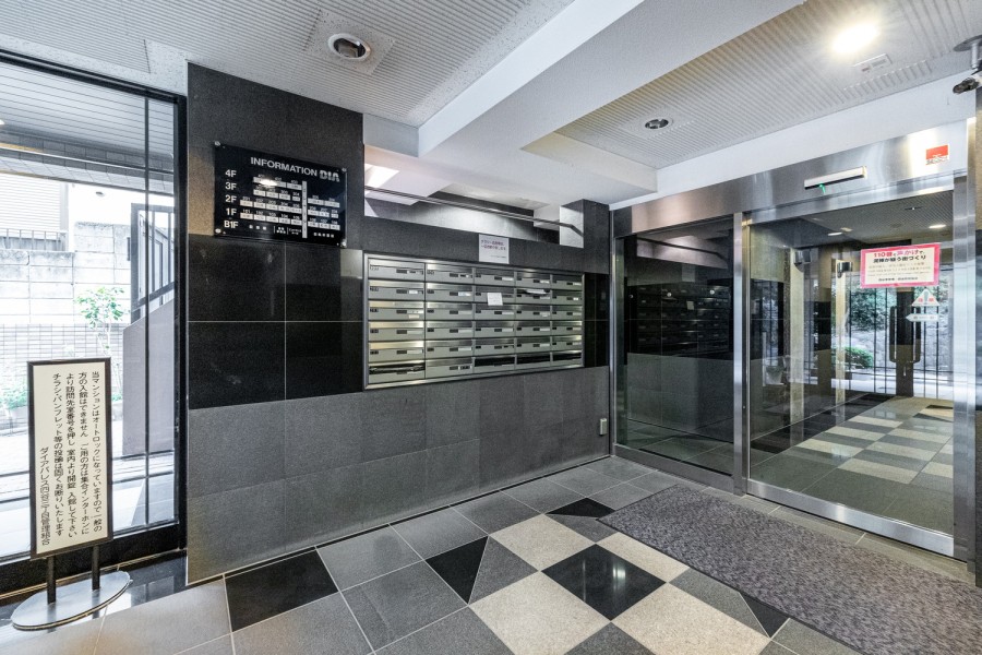 待ち合わせに便利な、落ち着いた雰囲気のエントランスロビーです。ガラス張りの明るいロビーで、心地の良い安らぎに満ちた暮らしへ誘います。