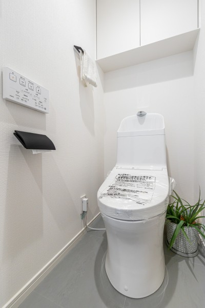 レストルームも上品さが宿る安らぎのスペースに仕上がりました。上部には収納に便利な吊戸棚を備え付けました。