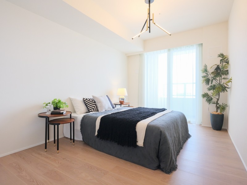 約8.4帖の洋室1はリビングから一番遠く、プライベート性が高いお部屋です。バルコニーに接続する大きな窓があり、明るく過ぎゆく時間をのんびりと感じることができる空間です。