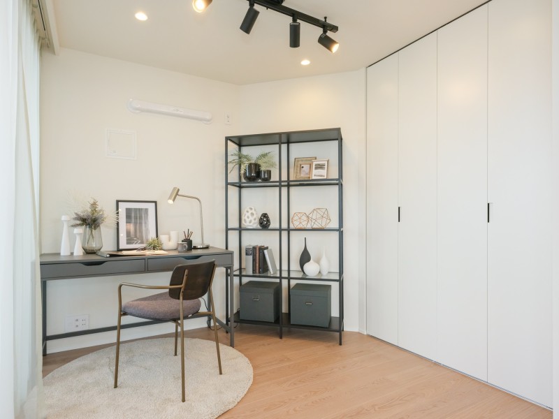 リビングに隣接した洋室3です。窓からは柔らかな陽光が降り注ぎ、テレワークや作業スペースとしてもぴったりな空間です。