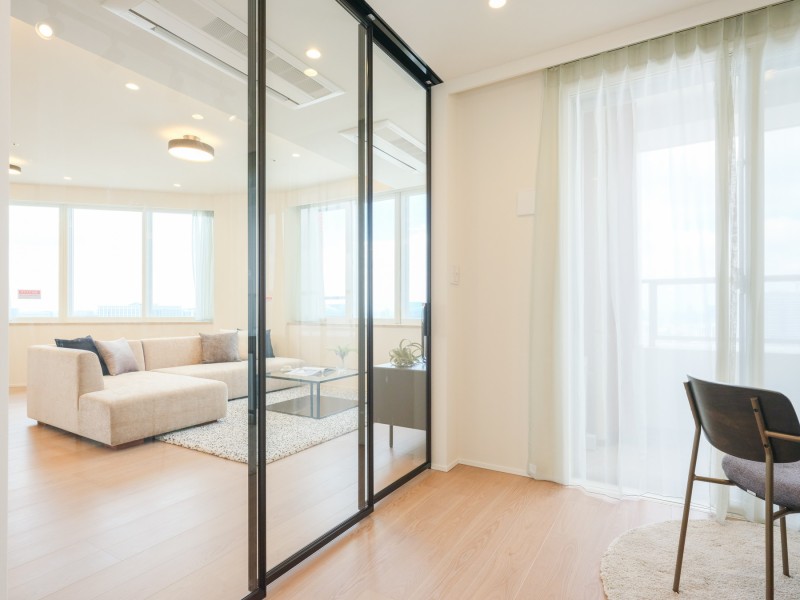 洋室3とリビングをつなぐ扉は透明度の高いクリア扉を採用。暮らしをよりシームレスに、開放感溢れる印象へと仕上げています。