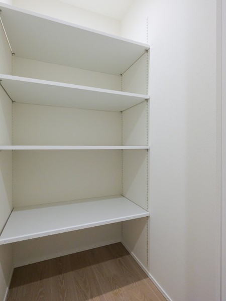 廊下部分には収納スペースが設けられています。オフシーズン家電やご家族共有のアイテム保管、ストック用品の管理など、様々な用途に活躍してくれそうです。
