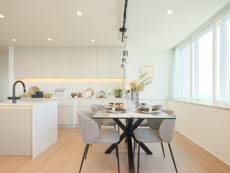 ダイニングスペースにも明るく自然光が届きます。心安らぐ、温かな食卓を囲んでの家族時間も大切にできる住まいです。