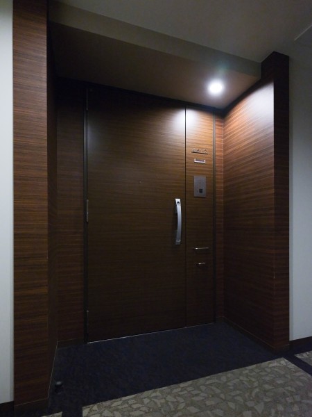 エレベーターを降りてお部屋へと続く廊下はホテルライクな内廊下設計です。外気の影響を受けにくく、プライバシーも守られやすいです。