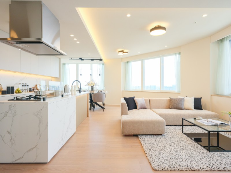 約26.5帖の広さを誇るリビングダイニングは、めいっぱいの自然光を取り込む開放感溢れる空間です。住まう方の暮らしやすさと心地よさを追求し、上質な住空間が暮らしに余裕をもたらしてくれます。