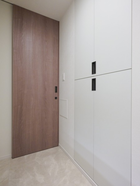 洗面室にはリネン庫もあり、タオルやランドリーグッズもしっかりと収納いただけます。キッチンへ繋がる同線確保もされ、帰宅時に手を洗ったら、そのままキッチンへとアクセス可能です。