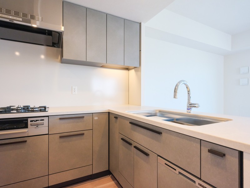 キッチンは作業スペースにもゆとりのあるL字型が採用され、収納力も可動力も高い空間です。家事時短に便利な食洗器を搭載しています。