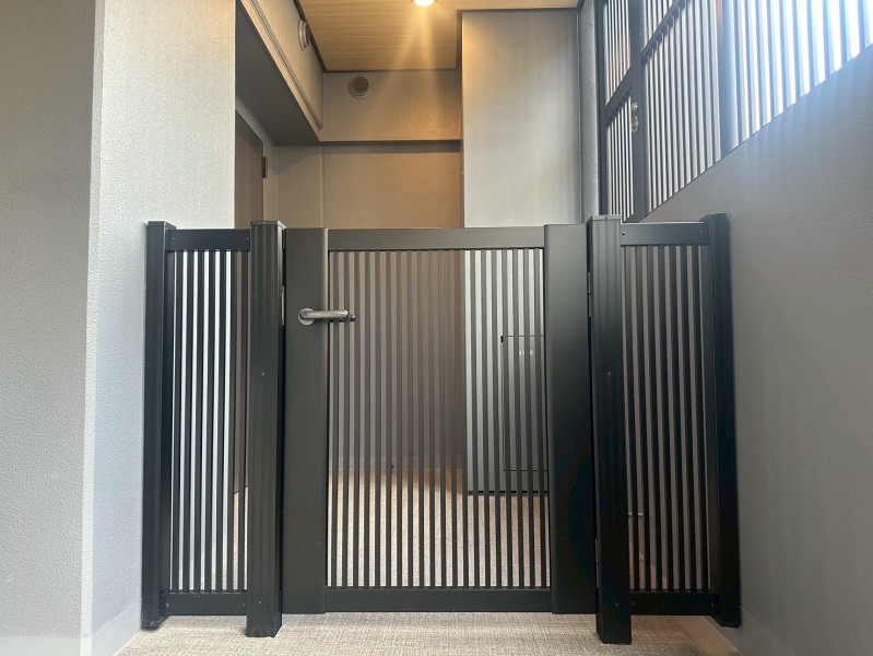 玄関前には専用ポーチがあります。共用廊下から仕切られているため、プライバシーが守られ、防犯面でも安心です。