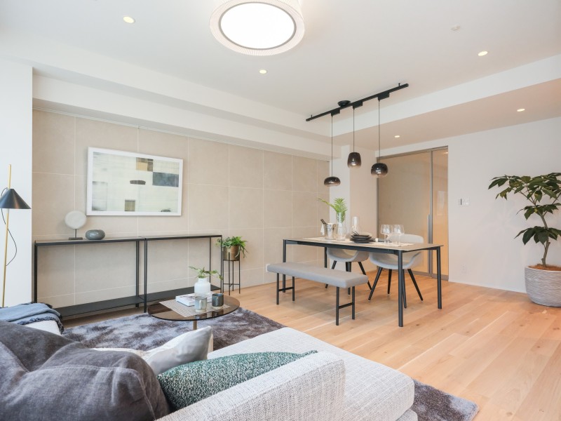 約17.5帖のLDKは穏やかな時間に纏われた心安らぐ空間です。床暖房を敷設しているため、これから到来する秋冬にも快適な温度でお過ごしいただけます。