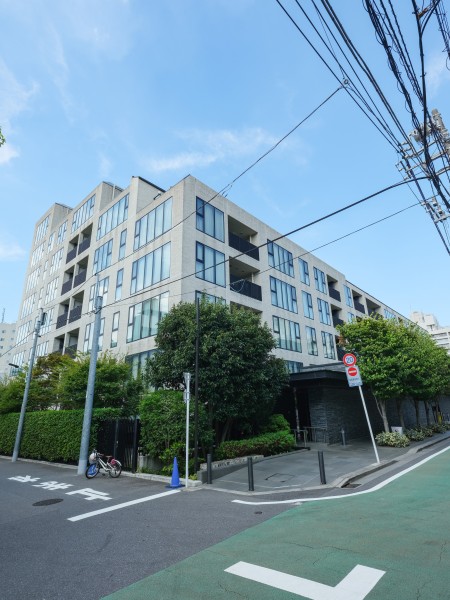 上質な静寂と風格を纏う「南麻布」の邸宅地に位置する丸紅(株)旧分譲マンションです。コンシェルジュサービスや二層吹抜けエントランスラウンドなど、ハイグレードな住まいならではの共用設備がございます。