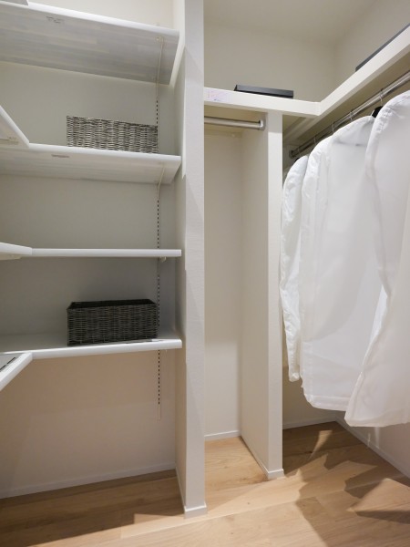 洋室１には収納豊富なウォークインクローゼットが備わっています。衣類だけでなく、小物類やオフシーズン家電など、様々なアイテムを収納いただけます。
