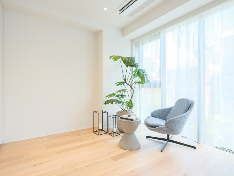 洋室3はリビングに隣接する約5.5帖のお部屋です。大きな窓があるため、開放感溢れる伸びやかな時間をお過ごしいただけます。