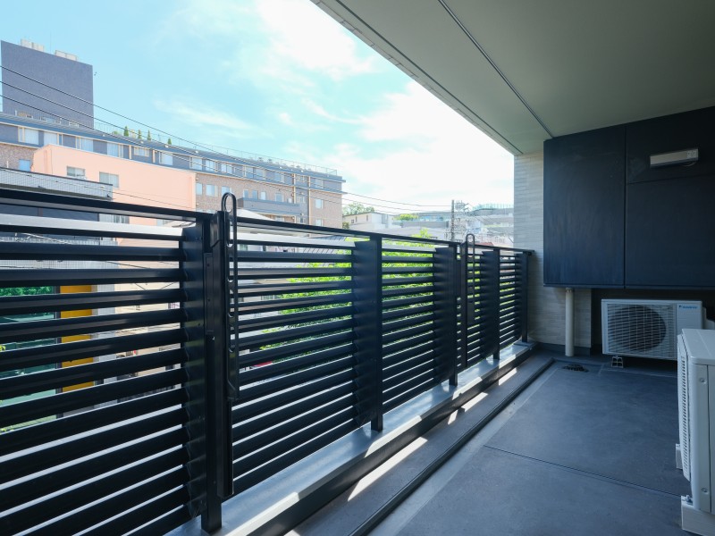 洋室1,2に面したバルコニーです。心地よい風が通りぬけるバルコニーは洗濯物を乾かすことはもちろん、ほっと一息つきながらリフレッシュするのにもぴったりな空間です。