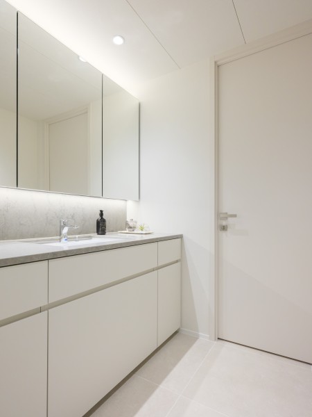 入浴後の時間をも快適に彩るラグジュアリーな洗面室です。カウンタートップにもゆとりがあり、収納も豊富に備えた洗面化粧台はデザイン性と機能性を兼ね備えた仕上がりです。