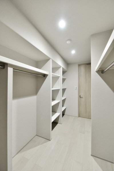 廊下側からも洋室4側からも入れる約4.1帖のファミリークローゼットです。ハンガーパイプに枕棚を設置し、機能的な棚を設置しましたので、アウトドア用品や小物類、ゴルフバッグなどもたっぷり収納できます。
