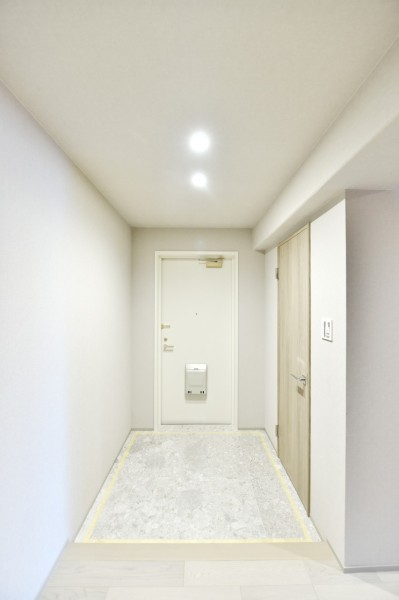 明るく優しく家族やゲストを迎えてくれる玄関です。人感センサーライトを設置していますので、遅い時間のご帰宅や手がふさがっているときでも自動点灯なので安心です。