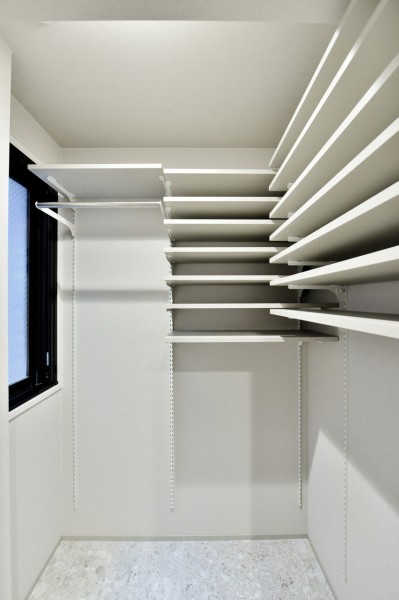 玄関には大容量のシューズインクローゼットを設置しました。高さ調整可能な棚で、様々なサイズ、種類の靴を収納できます。傘やお出かけの際に取り出したいレイングッズなどの収納にも便利です。